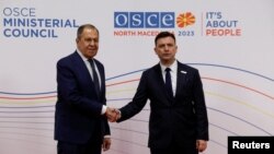 Руският външен министър Сергей Лавров се ръкува с македонския си колега Буяр Османи.