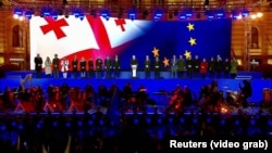 ევროკავშირის კანდიდატის სტატუსის მიღება თავისუფლების მოედანზე მთავრობის ორგანიზებით აღინიშნა. საზეიმო ღონისძიებაში მონაწილეობდნენ ელჩები. 2023 წლის 15 დეკემბერი.