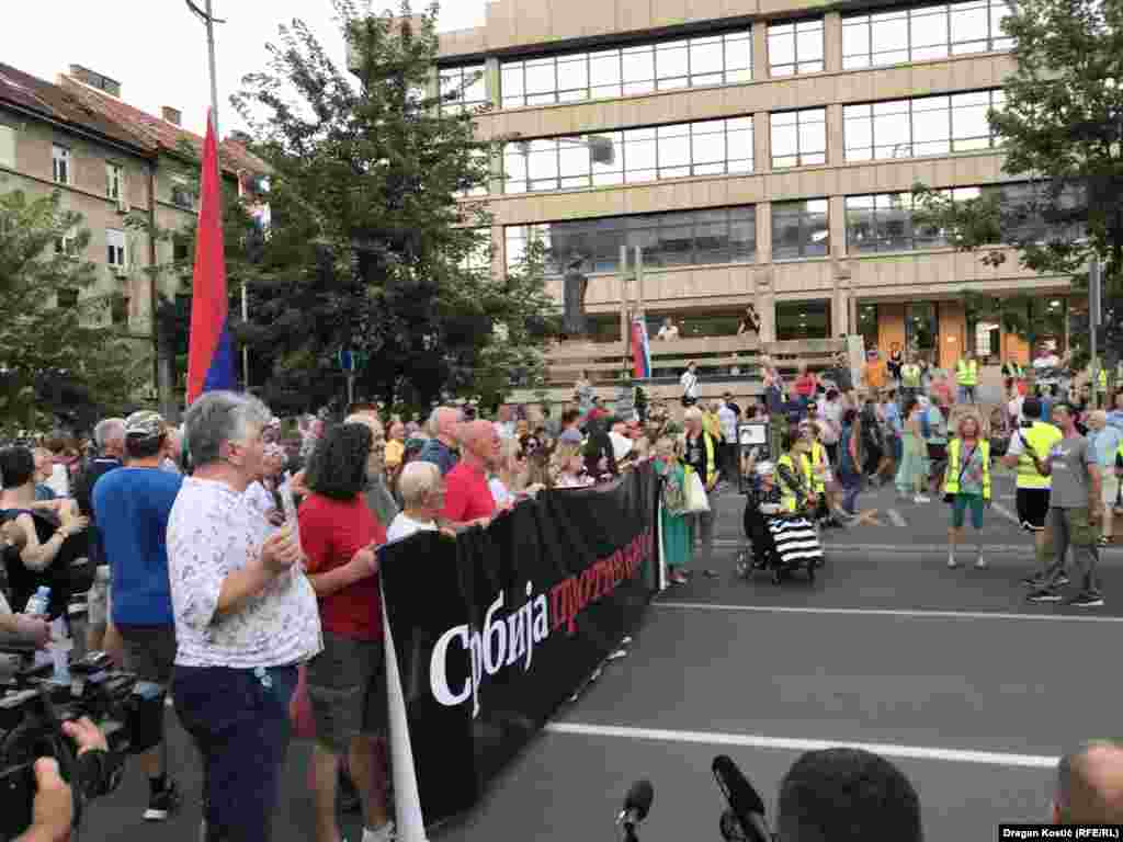 Protestna kolona ispred Palate pravde u Beogradu.
