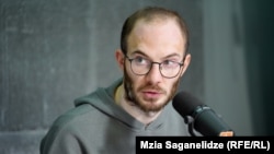 „განათლების კოალიციის“ დირექტორი გიორგი ჭანტურია დიდი ხანია თვალს ადევნებს ხელისუფლების დაპირებებს და იცნობს იმ ყველა სახელმწიფო დოკუმენტს, რომელიც სასკოლო კვების პროგრამას უნდა ეხებოდეს.