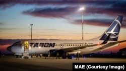 Imagine de arhivă cu o aeronavă TAROM pe pista aeroportului Otopeni.