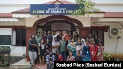 Rozs Tamás a diákjaival és kollégáival az indiai Púnéban