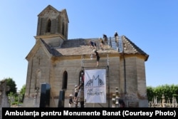 Biserica din Bulgăruș, înainte ca acoperișul să fie restaurat.