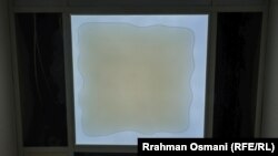 Një panel ndriçues i vendosur në tavanin e Onkologjisë, i mbushur me ujë.