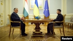 A Miniszterelnöki Sajtóiroda által közreadott képen Orbán Viktor miniszterelnök (b) és Volodimir Zelenszkij ukrán elnök tárgyal Kijevben 2024. július 2-án