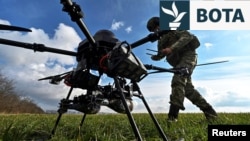 Një ushtar ukrainas duke operuar me një dron në rajonin e Zaporizhjës. Fotografi ilustruese nga arkivi. 