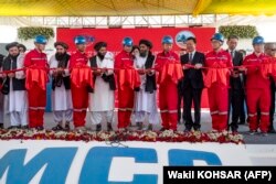 Чиновники правительства "Талибана" и Китая на церемонии открытия проекта по добычи меди в месторождении Мес Айнак в провинции Логар на востоке Афганистана. 24 июля 2024 года. В этом регионе находятся крупнейшие залежи меди и лития в Евразии