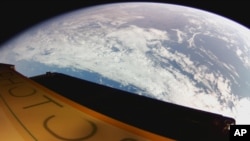 Ракетата с капсулата в открития космос