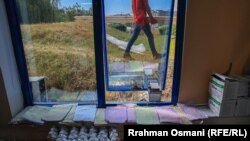 Kërkesat e pacientëve për terapi, që janë lagur nga shiu, infermieret e Onkologjisë i kanë vendosur pranë dritareve për t'u tharë. Foto:Rrahman Osmani (RFE/RL)