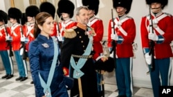 Датският престолонаследник принц Фредерик и принцеса Мери пристигат, за да поздравят дипломатическия корпус по повод Нова година в двореца Кристиансборг, 3 януари 2024 г.