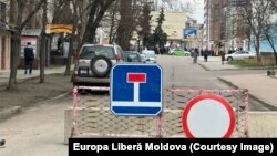 Bloc de beton armat, amplasat în apropierea unei secții de vot din Tiraspol, deschise pentru alegerile prezidențiale rusești, 17 martie 2024.