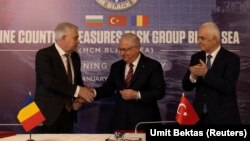 Турският министър на отбраната Яшар Гюлер, румънският му колега Ангел Тилвар и заместник-министърът на отбраната на България Атанас Запрянов на церемонията по подписване на меморандум за разбирателство за създаване на военноморска група за противоминни действия в Черно море. 