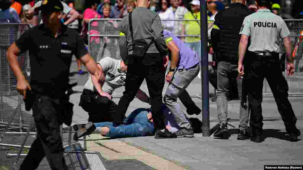 A gyanúsítottat a helyszínen földre teperték.&nbsp;Juraj Cintula 1953-ban született író. Tettének pontos indíttatása egyelőre nem ismert, a miniszterelnök elleni gyilkossági kísérletet azonban néhány kormánypárti politikus már ellenzéki politikusokhoz és a&nbsp;liberális sajtóhoz köti