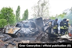 Radnici hitnih službi ispituju posledice ruskog napada na stambenu zgradu u Harkivu 14. maja.