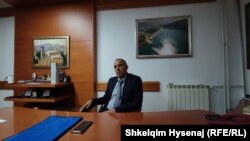 Kryetari i Zubin Potokut, Izmir Zeqiri, në ndërtesën e komunës, 26 maj 2023.