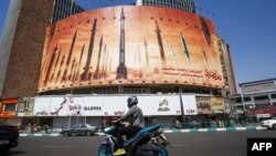Në një bilbord shfaqen raketat balistike iraniane. Teheran, 19 prill 2024