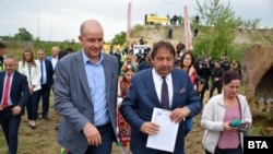 Министърът на регионалното развитие и благоустройството Иван Шишков по време на първата копка на пътен възел „Кресна“, 16 май 2023г.