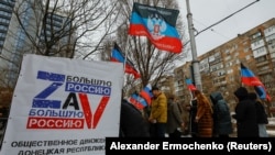 Rusia a făcut mare publicitate organizării alegerilor prezidențiale în regiunile ocupate ale vecinei sale vestice, Ucraina, ca o dovadă că sunt „integrate”. În imagine: coadă la semnături pentru candidatura lui Putin, la Donețk, pe 16 ianuarie 2024. 