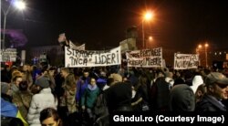 Proteste după tragedia de la Colectiv. Apare mesajul „Toate partidele, aceeași mizerie” pe una dintre pancartele protestatarilor. Fotografie preluată dintr-un articol Gândul.ro.