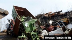 A földre öntik egy cigarettagyártó berendezés maradványait egy vecsési fémhulladéktelepen 2014. március 10-én