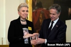 Volha Harbunova prima priznanje od državnog tajnika SAD-a Antonyja Blinkena u Bijeloj kući, 4. marta 2024.