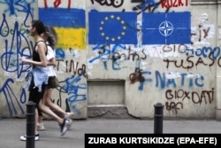 უკრაინის, ევროკავშირისა და ნატოს დროშები, გრაფიტი ძველი თბილისის ერთ-ერთ კედელზე. 23 მაისი, 2023 წ.