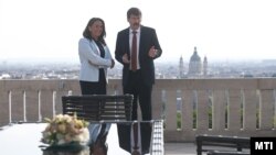 Áder János leköszönő államfő fogadja Novák Katalin új köztársasági elnököt a Sándor-palota teraszán 2022. május 10-én