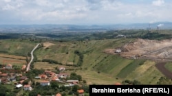 Fshati Shipitullë në afërsi të mihjes së qymyrit. Shtëpia dhe prona e Fatmir Mjekiqit është shenjëzuar me të kuqe.