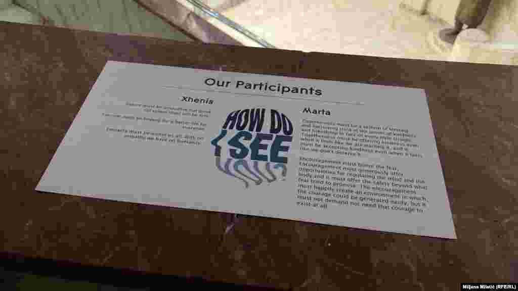&quot;Ti i ja se moramo nadati boljem životu za sve&quot;, poruka je Dženisa na izložbi &quot;Kako te vidim?&quot; u Beogradu. Na izložbi su istaknute i poruke drugih učesnika.