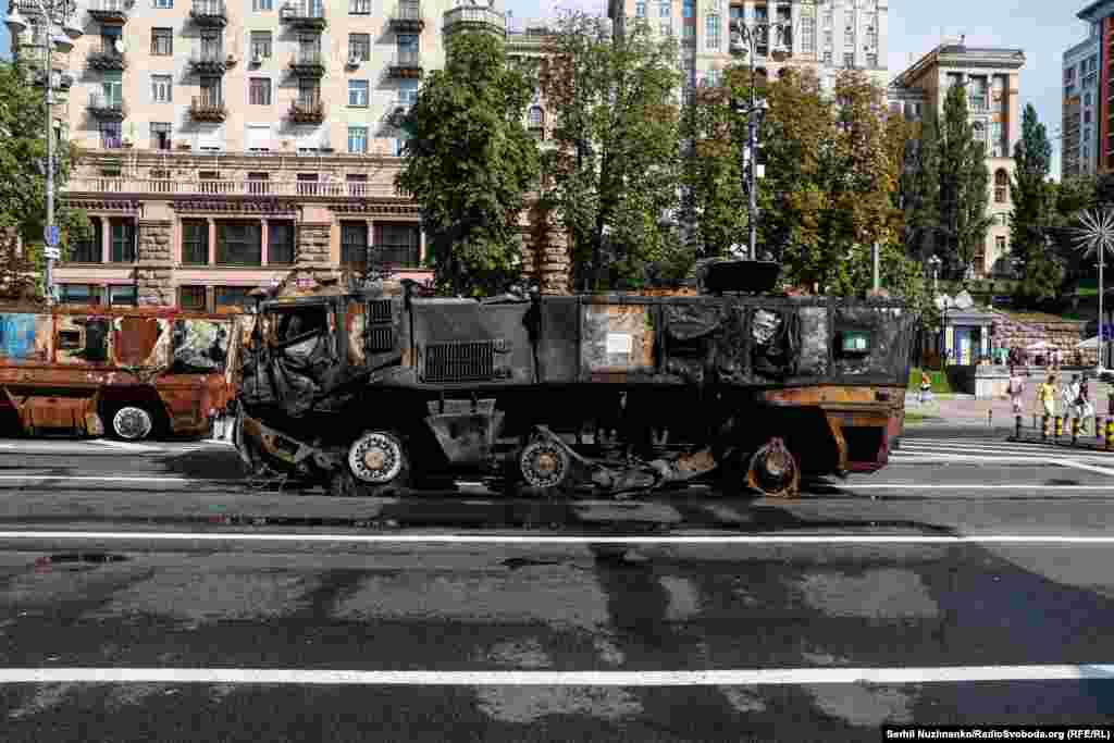 Echipamente rusești distruse în locul unei parade festive din centrul Kievului simbolizează inevitabilitatea victoriei Ucrainei, au declarat organizatorii expoziției. &nbsp;