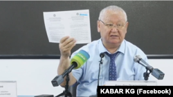 Kanibek Osmonaliev, șeful Comitetului Național pentru Limba de Stat, a declarat pe 27 iulie că oficialii care nu vorbesc kârgâză au avut suficient timp să o învețe.