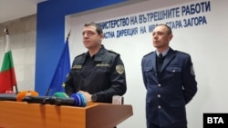 Директорът на ОДМВР - Стара Загора Лазар Христов (вляво) и ръководителят на охранителната полиция в града Илиян Илиев по време на брифинга им в сряда.