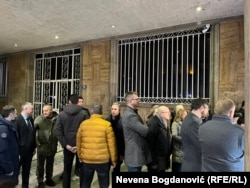 Liderët e koalicionit opozitar "Serbia kundër dhunës" përballë selisë së Komisionit Republikan të Zgjedhjeve në Beograd, Serbi, 18 dhjetor 2023.
