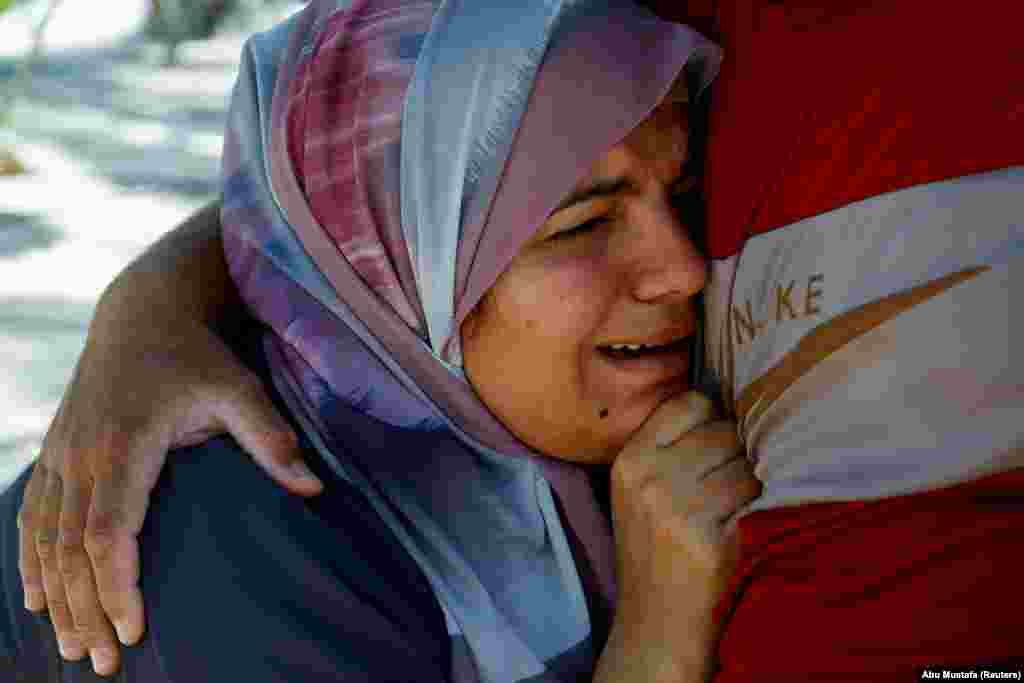 Egy palesztin asszony az izraeli csapást követően a Gázai övezetben. A hadműveletnek legalább tíz civil halálos áldozata van, amit az ENSZ elfogadhatatlannak nevezett. Az izraeli hadsereg szerint szerdán négy embert, köztük három gyermeket öltek meg Gázában a rakéták, bár ezt palesztin források nem erősítették meg