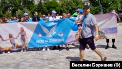 Кадър от "Шествието на семейството"