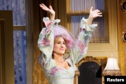 Сара Джесика Паркър играе в пиеса в Ню Йорк през 2022 г.