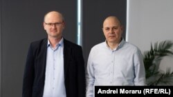 Expertul Mihail Lupu de la Institutul de Energetică și Eugen Urușciuc, autorul podcastului „În esență...”, în redacția Europei Libere