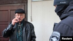 Oleg Orlov čeka na ispitivanje pred ruski Istražni odbor, Moskva, 21. ožujka 2023.