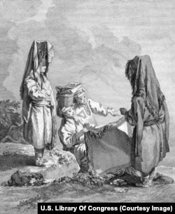 Sibirske žene na glavi nose veo poduprt korom drveta.