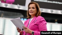Recomandarea oficială a primirii Kosovo în Consiliul Europei a fost făcută de delegata din Grecia, Dora Bakoyannis, a cărei țară, ca și Moldova, nu recunoaște statul kosovar. 