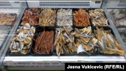 Riba iz sjevernih mora u prodavnici ruske hrane u Budvi, 14.avgust 2023.