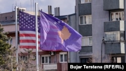 Flamuri i SHBA-së dhe ai i Kosovës.