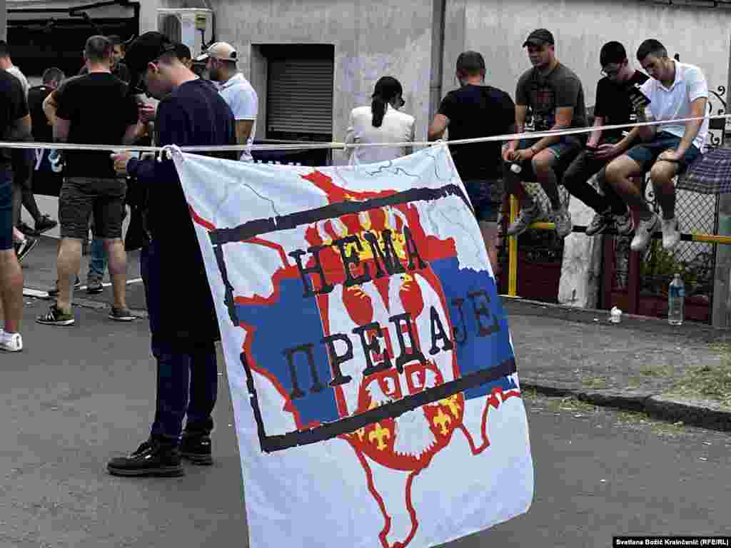 Na ulazu u prostor Dorćol Platz, gde je bilo planirano da festival &quot;Miredita, dobar dan&quot; bude svečano otvoren, pripadnici navijačkih i ultradesničarskih grupa postavili su zastavu sa konturama države Kosovo u bojama srpske zastave i porukom &quot;Nema predaje&quot;.