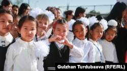Дети на школьной линейке в Бишкеке 1 сентября 2023 года