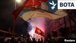 Mbështetësit e Jakov Millatoviqit, festojnë pas zgjedhjeve presidenciale. Podgoricë, 2 prill 2023. 