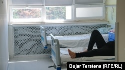 Një dhomë e zakonshme e re me dy shtretër në repartin e lindjeve normale në KOGJ.