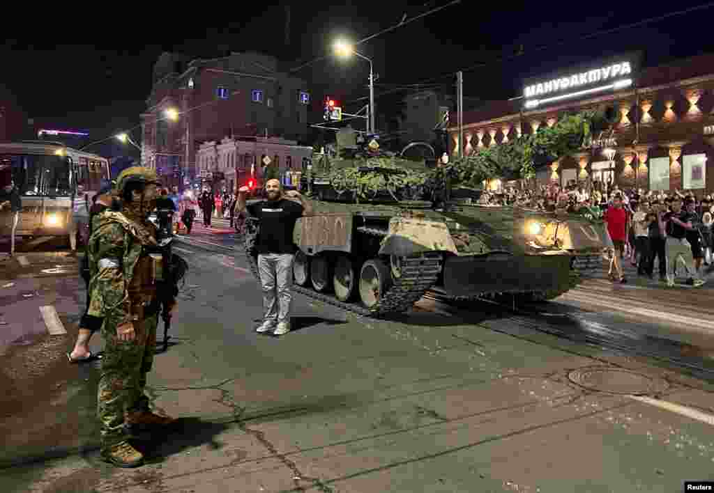 Ljudi se okupljaju da bi se pozdravili sa plaćenicima iz grupe Wagner, koji se povlače iz štaba Južnog vojnog okruga u gradu Rostov na Donu, 24. juna 2023.