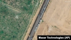 Сателитски снимки на „Максар Технолоџи“ покажуваат изградба на ѕид во близина на Рафа, Египет, 15 февруари 2024 година.