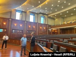 Shyqyri Demaku me deputetin e Lëvizjes Vetëvendosje, Enver Dugolli, 24 korrik 2023.