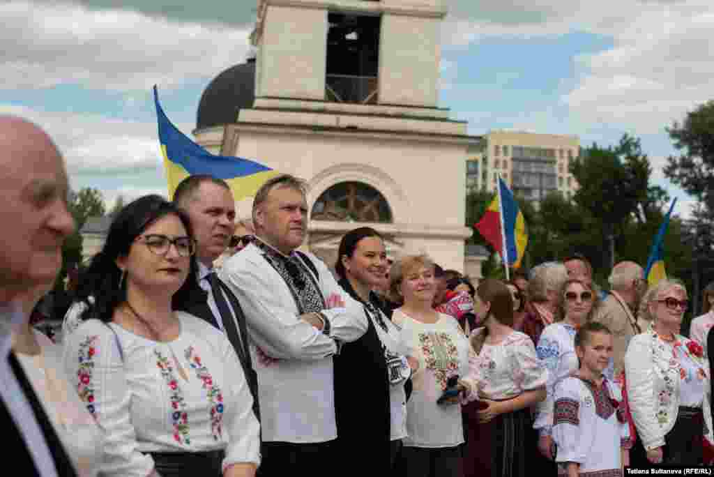 Ambasadorul Ucrainei, Marko Șevcenko, și soția sa, Olesia Șevcencko, admiră prestațiile ansamblurilor etnicilor ucraineni.&nbsp;